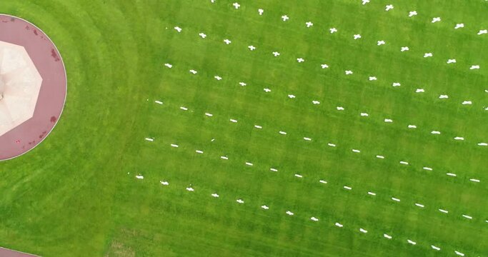 Vue a&eacute;rienne d'un cimeti&egrave;re militaire am&eacute;ricain - Seconde Guerre mondiale - Omaha beach - Colleville-sur-Mer
