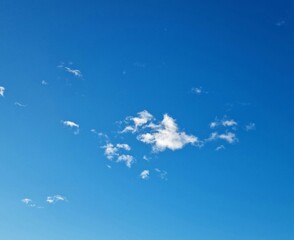 Fondo natural con detalle de cielo de tonos azul intenso y nube solitaria en tonos blancos