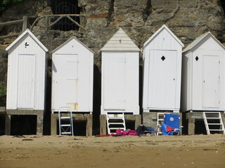 Obraz na płótnie Canvas Cabanes de plage alignées sur la plage en Bretagne