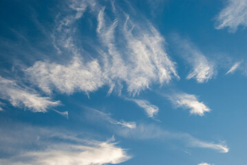 Obraz premium Whispy white clouds against blue sky in daylight