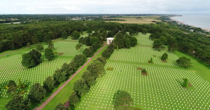 Vue a&eacute;rienne d'un cimeti&egrave;re militaire am&eacute;ricain - Seconde Guerre mondiale - Omaha beach - Colleville-sur-Mer