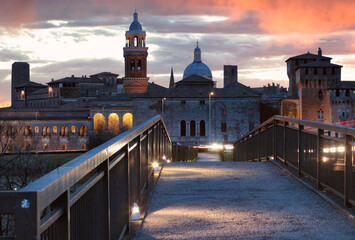 Fototapeta na wymiar Vista della città di Mantova al crepuscolo dal ponte del lago inferiore 