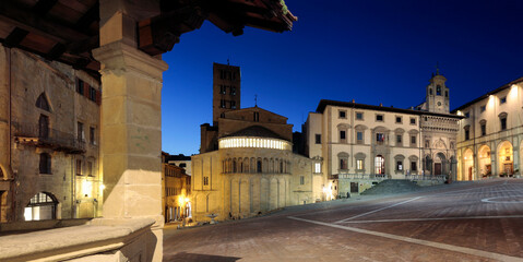 Fototapeta na wymiar Arezzo. Piazza Grande con pozzo, abside della Pieve e Palazzo della Fraternita dei Laici 