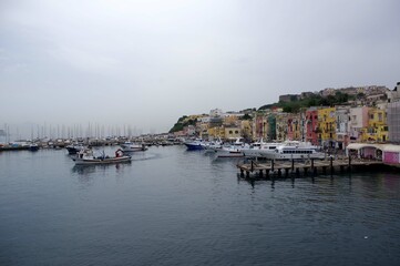 Fototapeta na wymiar vue depuis le bateau sur l’île de Procida, Italie