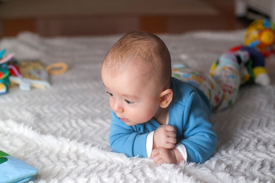4 months old baby doing tummy time
