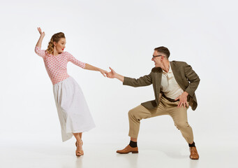 Twee emotionele dansers in vintage stijl kleding dansen swing dans, rock-and-roll of lindy hop geïsoleerd op een witte achtergrond. Amerikaanse modestijl en kunst uit de jaren 60.