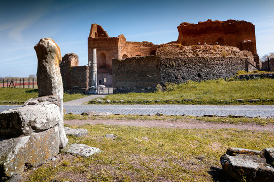 Roma.Ninfeo della Villa dei Quintili con statua, lungo Appia Antica
