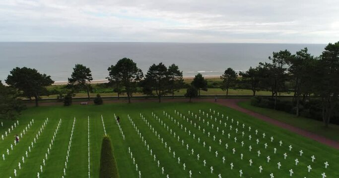 Vue a&eacute;rienne d'un cimeti&egrave;re militaire am&eacute;ricain - Seconde Guerre mondiale - Omaha beach - Colleville-sur-Mer