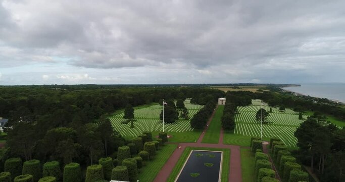 Vue a&eacute;rienne d'un cimeti&egrave;re militaire am&eacute;ricain - Seconde Guerre mondiale - Omaha beach - Colleville-sur-Mer
