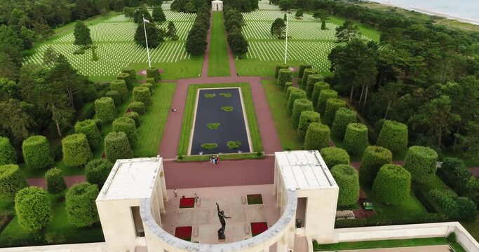Vue a&eacute;rienne d'un cimeti&egrave;re militaire am&eacute;ricain - Seconde Guerre mondiale - Omaha beach - Colleville-sur-Mer