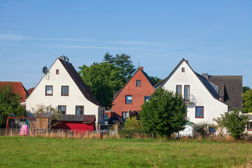 Fototapeta premium Wohnhäuser, Einfamilienhäuser, Wohngebäude, Weide, Osterholz-Scharmbeck, Niedersachsen, Deutschland