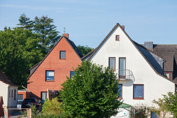Fototapeta na wymiar Wohnhäuser, Einfamilienhäuser, Wohngebäude, Weide, Osterholz-Scharmbeck, Niedersachsen, Deutschland