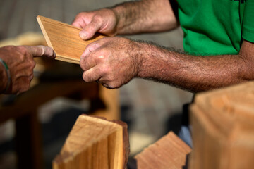 Handwerker arbeitet mit Holz