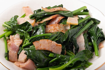 ほうれん草とベーコンのバター炒め