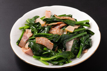 ほうれん草とベーコンのバター炒め