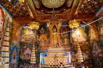 Tempelinnere des buddhistischen Wat Chedi Luang in Chiang Mai, Thailand, Asien. Mit einem buntem...