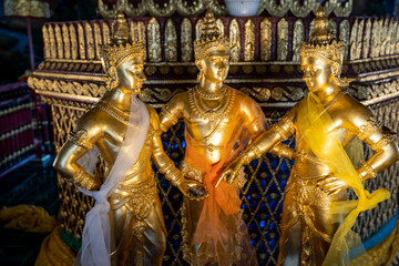 Drei goldene Buddha Statuen in einem asiatischen, buddhistischen Tempel