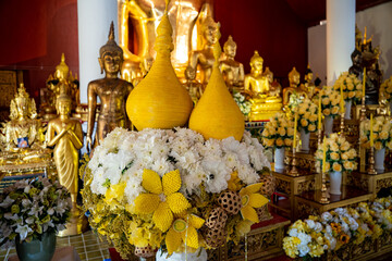 Geschenke einiger Buddhisten zum Gebet im Wat Chedi Luang an Buddha in Thailand, Asien.