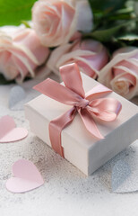 Fototapeta na wymiar Pink pastel roses with gift box