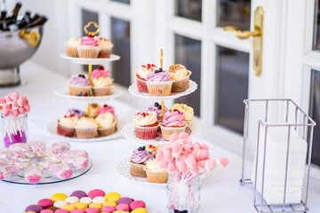 Cupcakes serviert auf Tisch