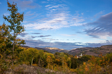 Sauerländer Berge mit Kloster Altenhundem