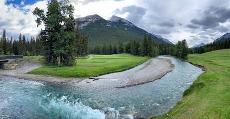 La rivière Bow est une rivière à Banff, Alberta, Canada	