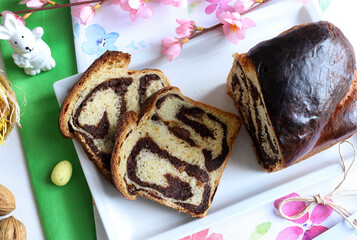 Cozonac - pane dolce tradizionale fatto in casa per Pasqua. Decorazione pasquale.