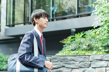通学する男子高校生