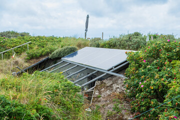 Solarpanel über einem ehemaligen Bunker der Deutschen Wehrmacht auf der Nordseeinsel Terschelling,...