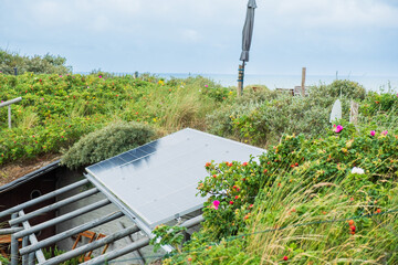 Solarpanel über einem ehemaligen Bunker der Deutschen Wehrmacht auf der Nordseeinsel Terschelling,...