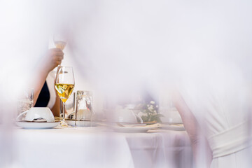 Glas auf Tisch