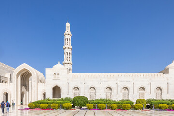 Fototapeta na wymiar The Sultan Qaboos Mosque and its flowerbeds
