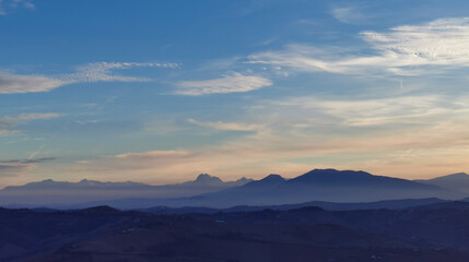 Fototapeta na wymiar Montagne dell’Appennino nel cielo azzurro e colorato della sera