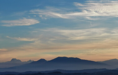Montagne dell’Appennino nel cielo azzurro e colorato della sera