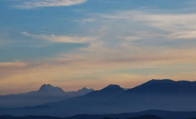 Montagne dell’Appennino nel cielo azzurro e colorato della sera