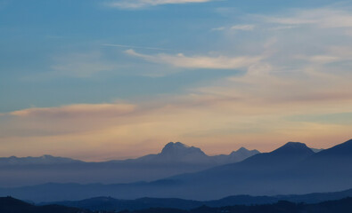 Obraz premium Montagne dell’Appennino nel cielo azzurro e colorato della sera