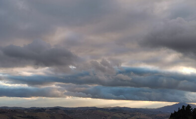 Nuvole azzurre sopra i monti e le valli degli Appennini