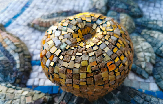 Mosaico mela pomo d&rsquo;oro foglie e frutta sopra un tavolo con tovaglia