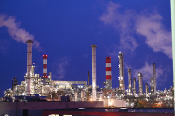 Obraz premium OMV refinery in Schwechat at night