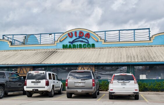 Vida Mariscos Restaurant Exterior And Storefront In Houston, TX. Mexican Seafood And Sports Bar.
