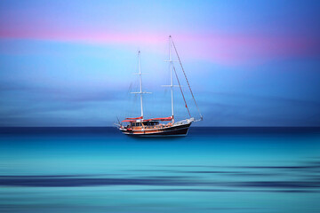 Barca a vela in mezzo al mare