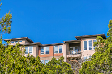 Fototapeta na wymiar New construction of beautiful houses in Lake Austin with blue sky background