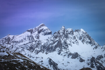 Sommets pyrénéens enneigés