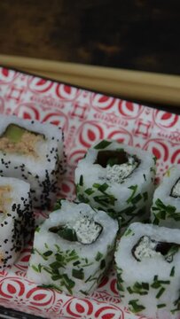 assiette de maki en gros plan