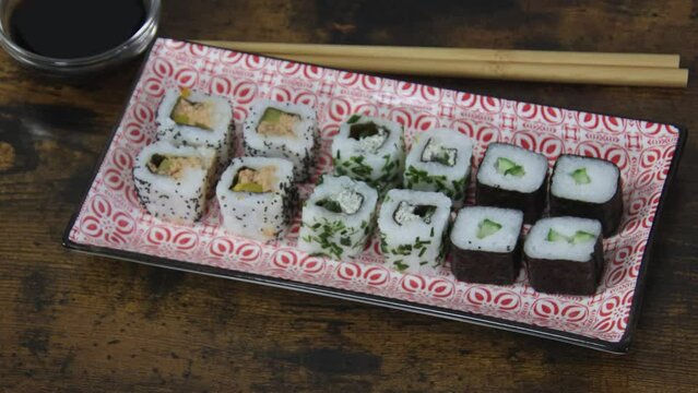 assiette de maki en gros plan