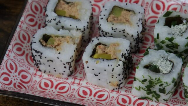 assiette de maki en gros plan
