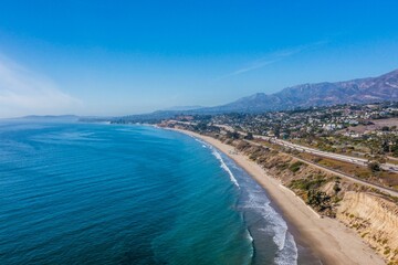 Aerial shot of the shore of the sea with buildings of Santa Barbara California, USA - obrazy, fototapety, plakaty