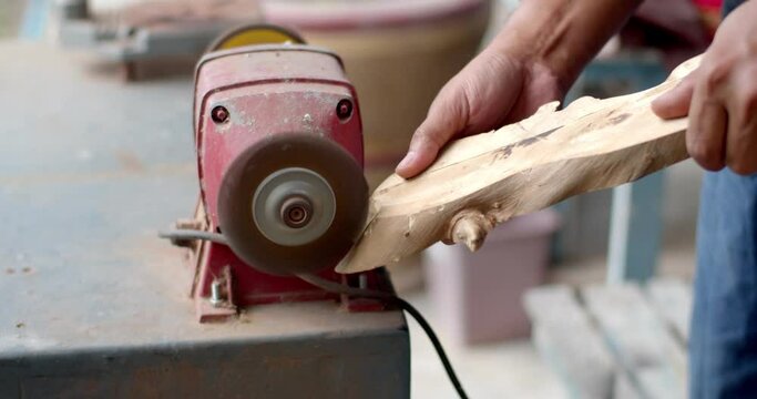 Grinding and adjusting the wood to get the shape and size we want. Customizing the wood with a grinding machine.