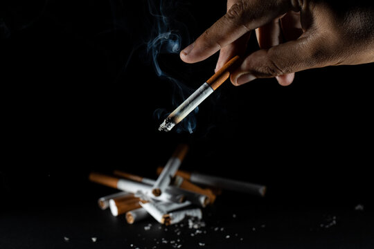 Persona abandonando su adicci&oacute;n al cigarrillo