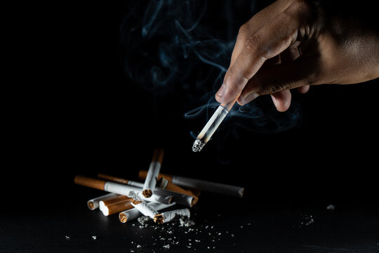 Persona abandonando su adicci&oacute;n al cigarrillo